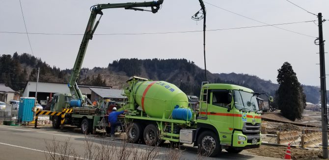 ミキサー車とポンプ車によるコンクリート流し込み